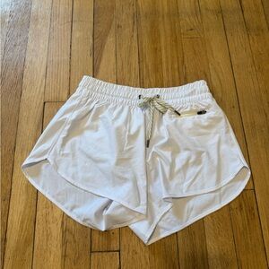Vuori Clementine 2.0 4” Women’s Shorts in White